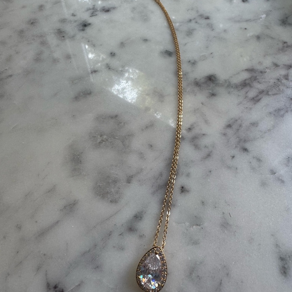 Elegant Gold Necklace with Crystal Pendant